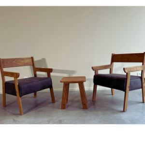 Grijze stoelen met tafeltje